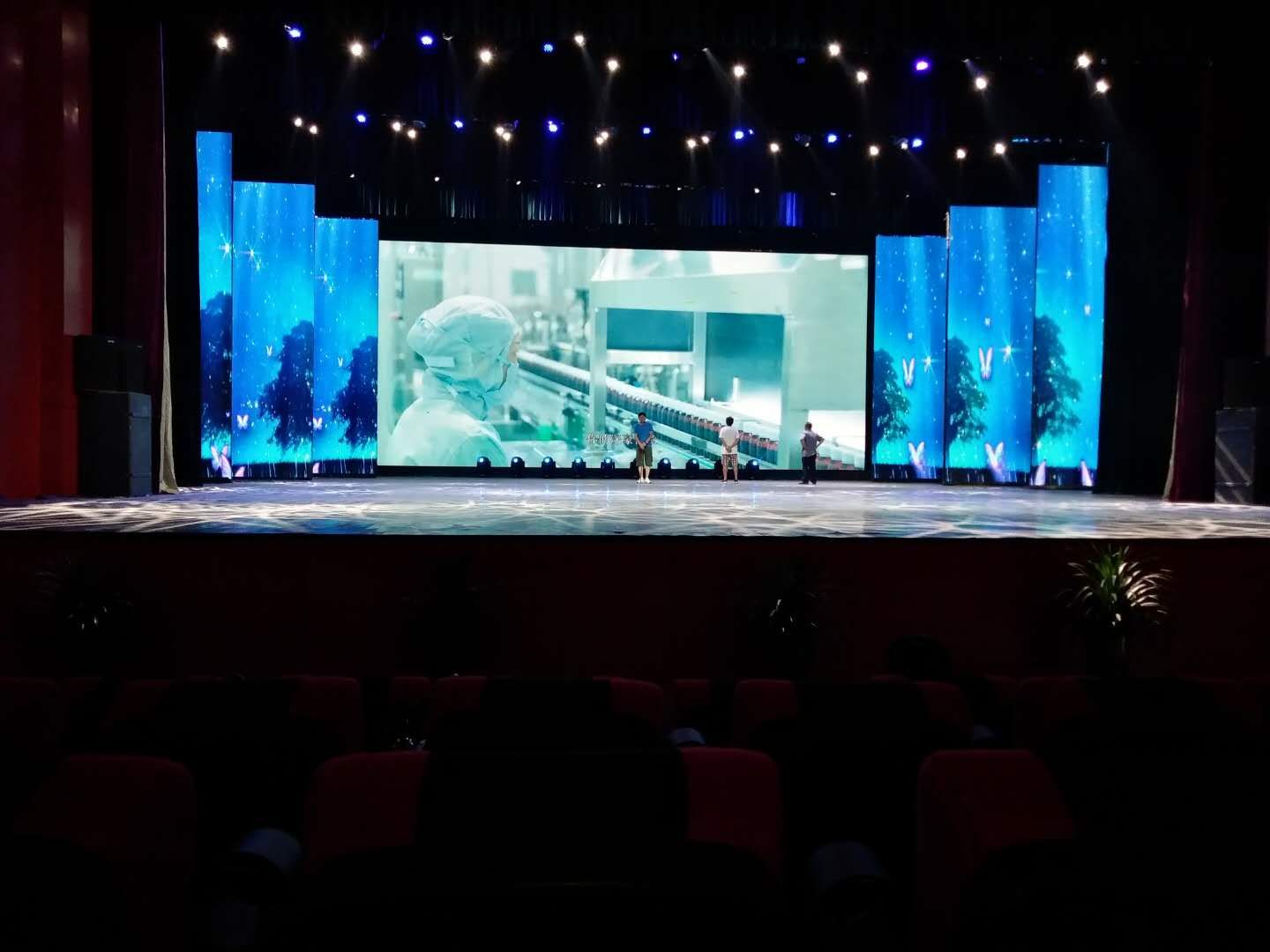 对开移动翻转LED屏1