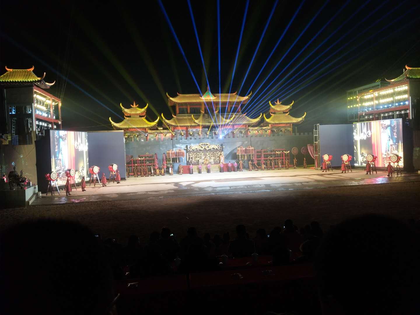 对开移动翻转LED屏4