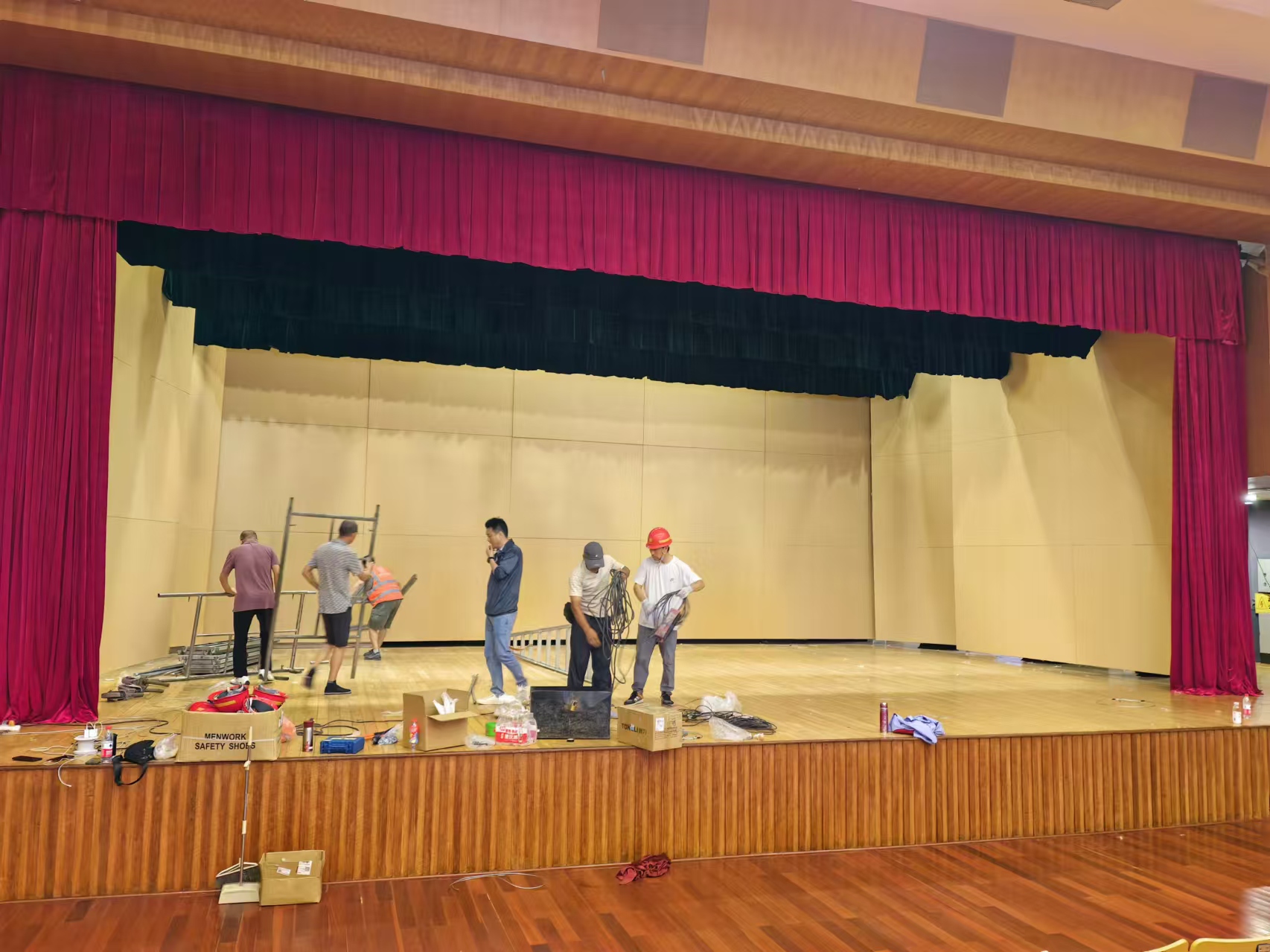 可移动升降式反声板8